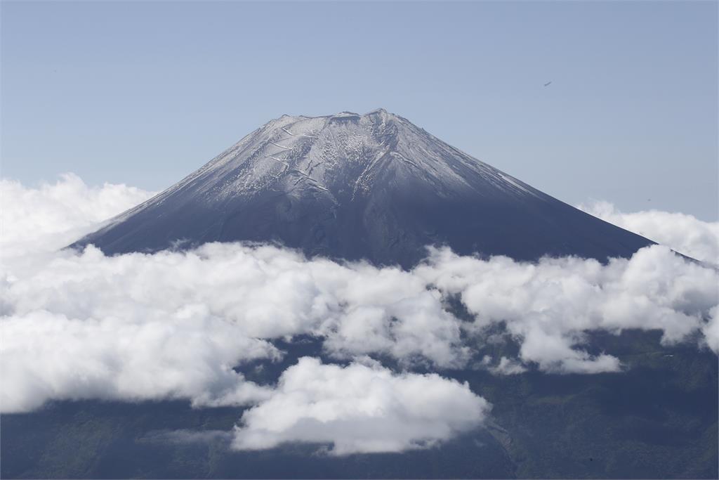 傻眼！富士山亂象多　遊客穿拖鞋爬山、生火煮飯