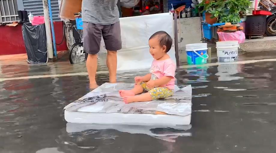 快新聞／小朋友開心玩「漂漂河」　大雨積水高雄居民苦中作樂家具當浮具 - 民視新聞網