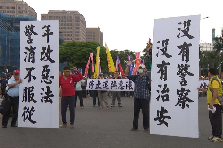 警消不服從第二日 耿繼文冒雨遞請願書