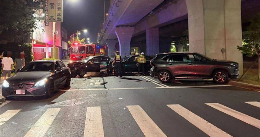 台中北屯深夜4車連環撞 女駕駛失控暴衝卡車內昏迷送醫