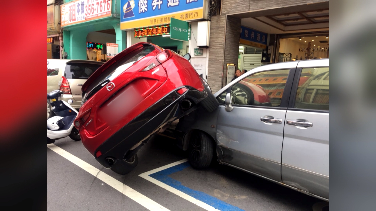 精神不濟？開車開到休旅車上 兩輛車頭相疊