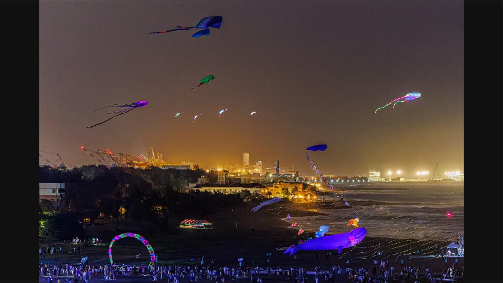 旗津風箏節飛「熊」在天民眾搶拍　這天加碼夜光風箏越夜越迷人