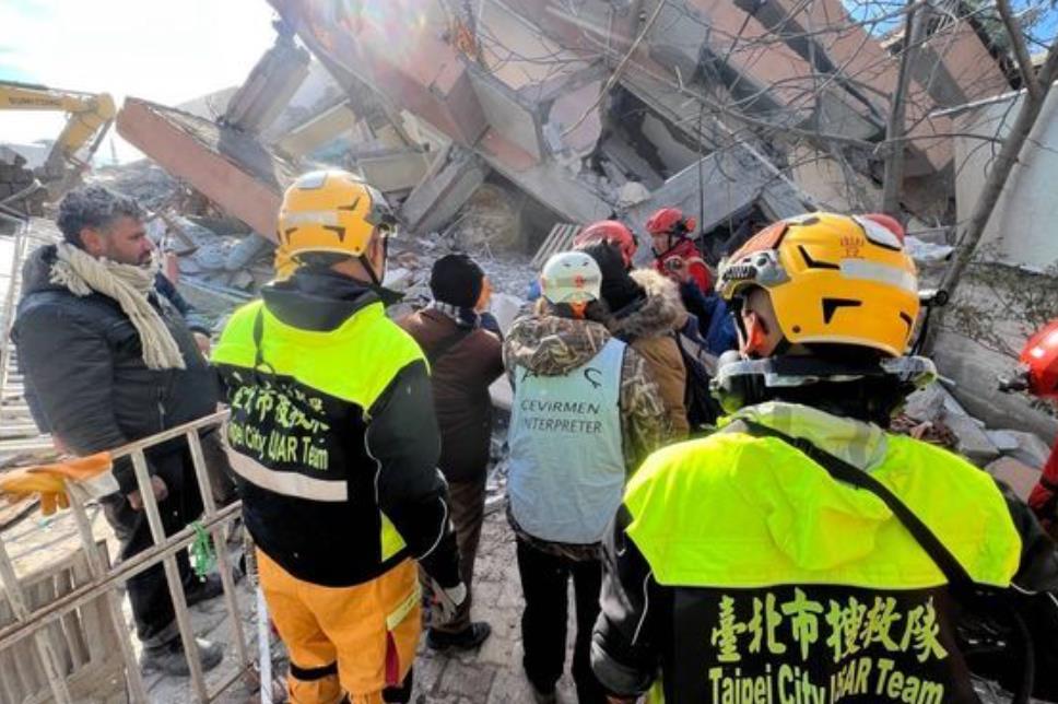 馳援成功！「台灣搜救隊」聽微弱呼吸聲救出受困土耳其女　搶救後恢復生命跡象