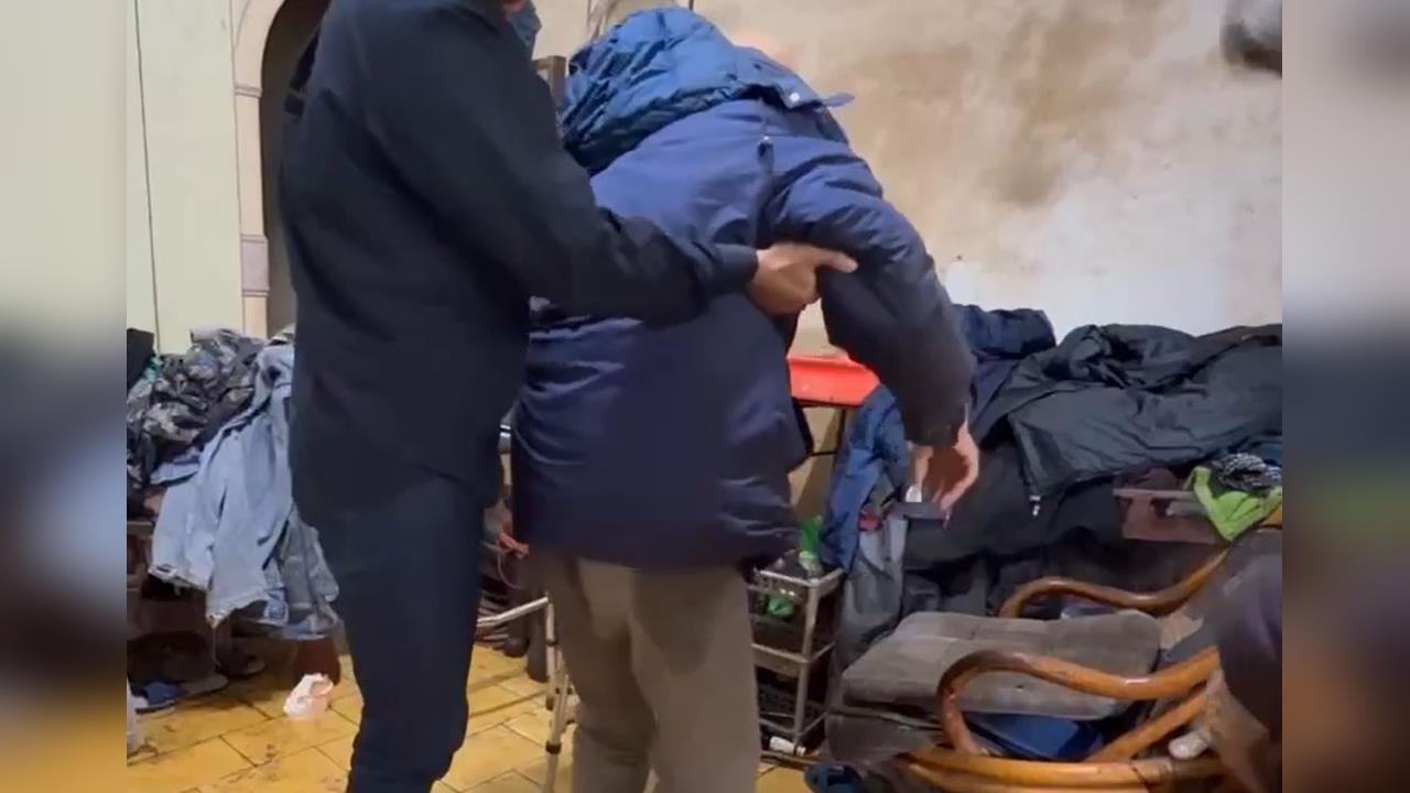 老翁自宅跌倒不起夫妻急喊救命！　「休假警」路過救援