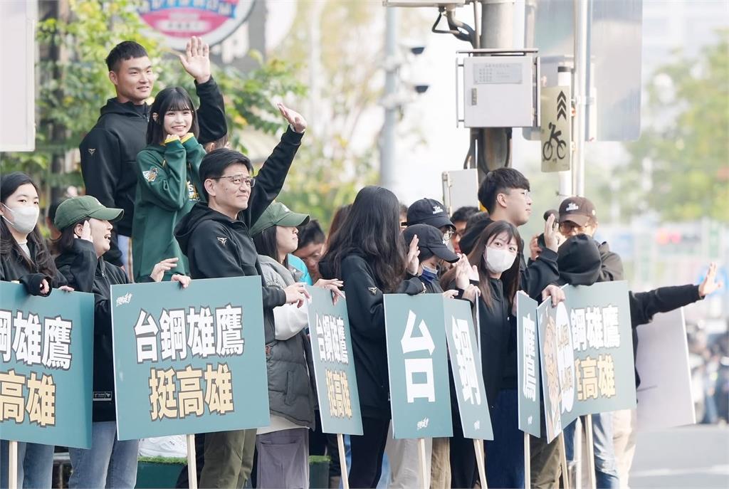 中職／「選戰等級」開季宣傳重現！　台鋼雄鷹站路口拚開幕戰票房