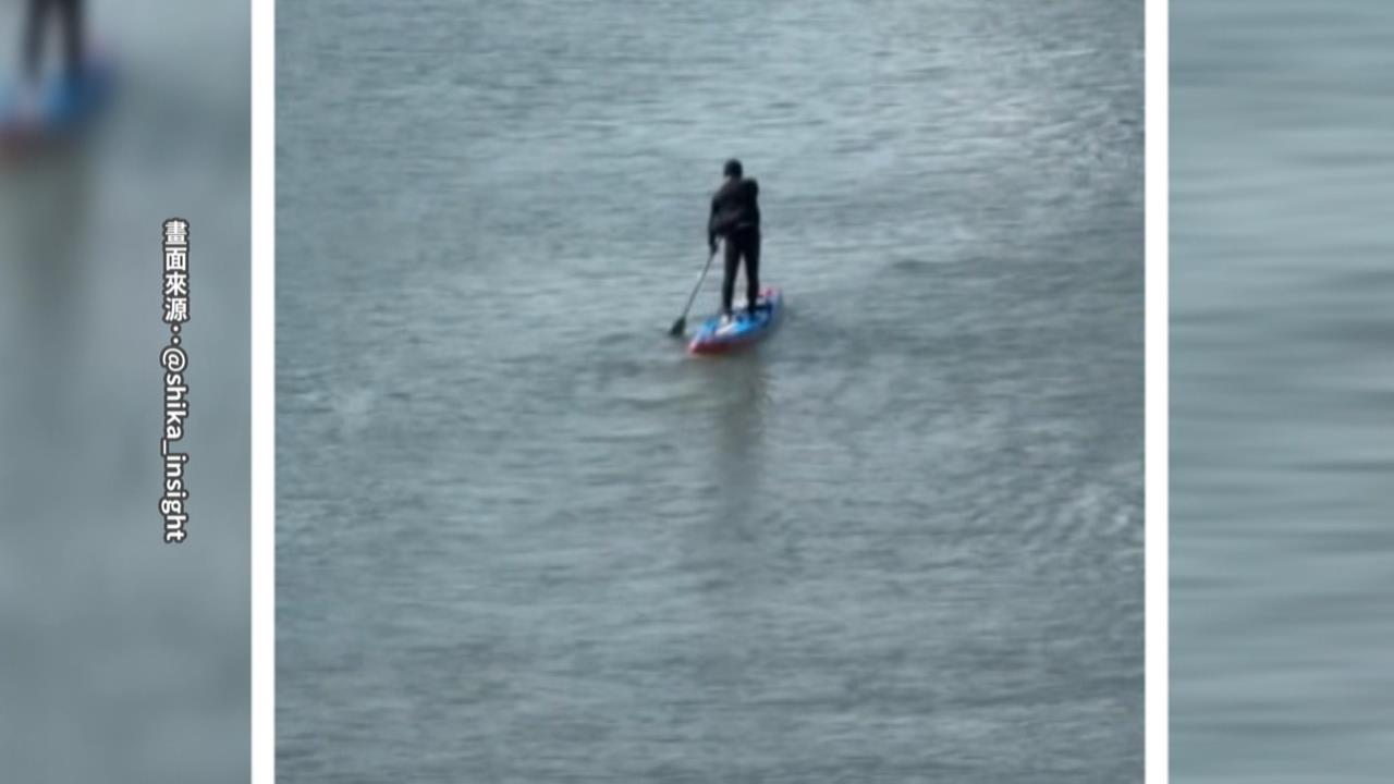 避塞車? 西裝男基隆河"划立槳"通勤 網友驚:我還在塞