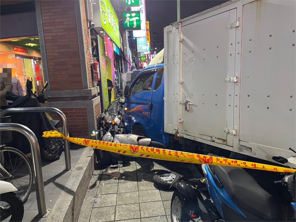 快新聞／驚悚！三重嚴重車禍　貨車逆向衝撞20車1女當場亡
