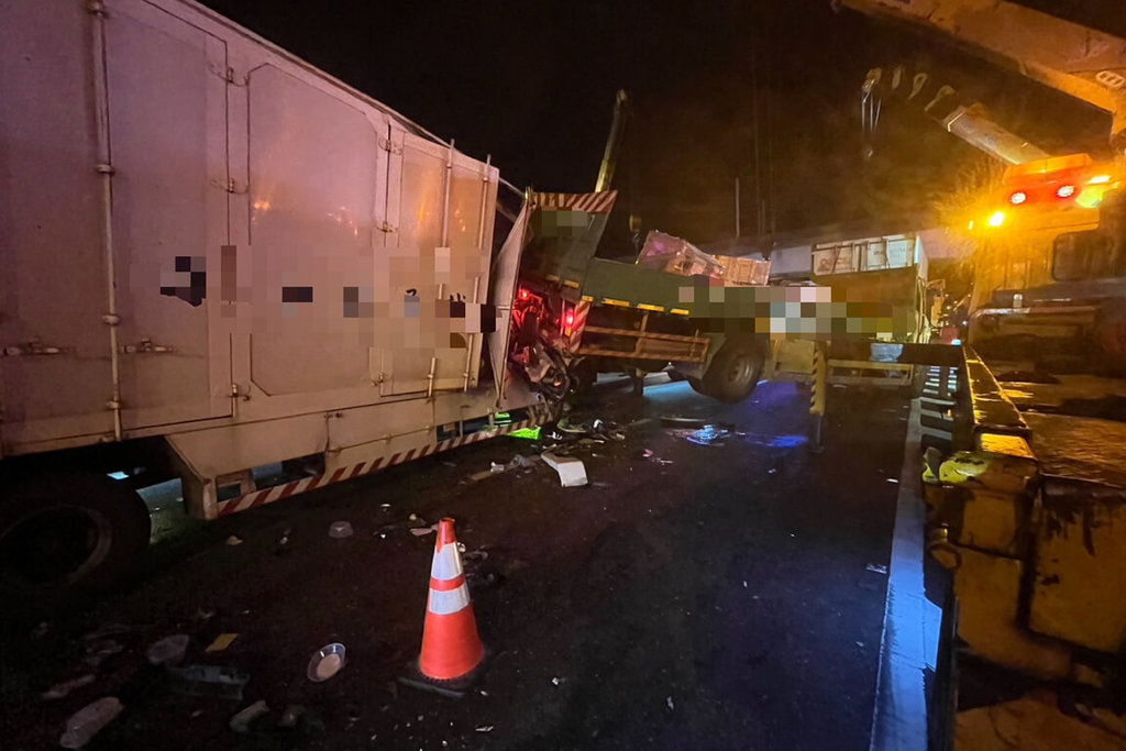 國1中山高台南仁德段半聯結車追撞4車 釀1死5傷