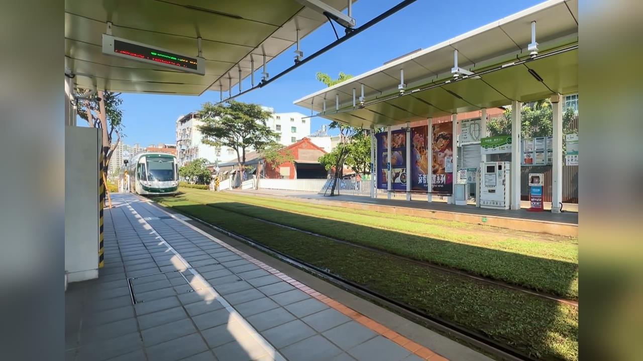 高雄輕軌龍貓隧道IG爆紅 屢有闖軌道違規情事