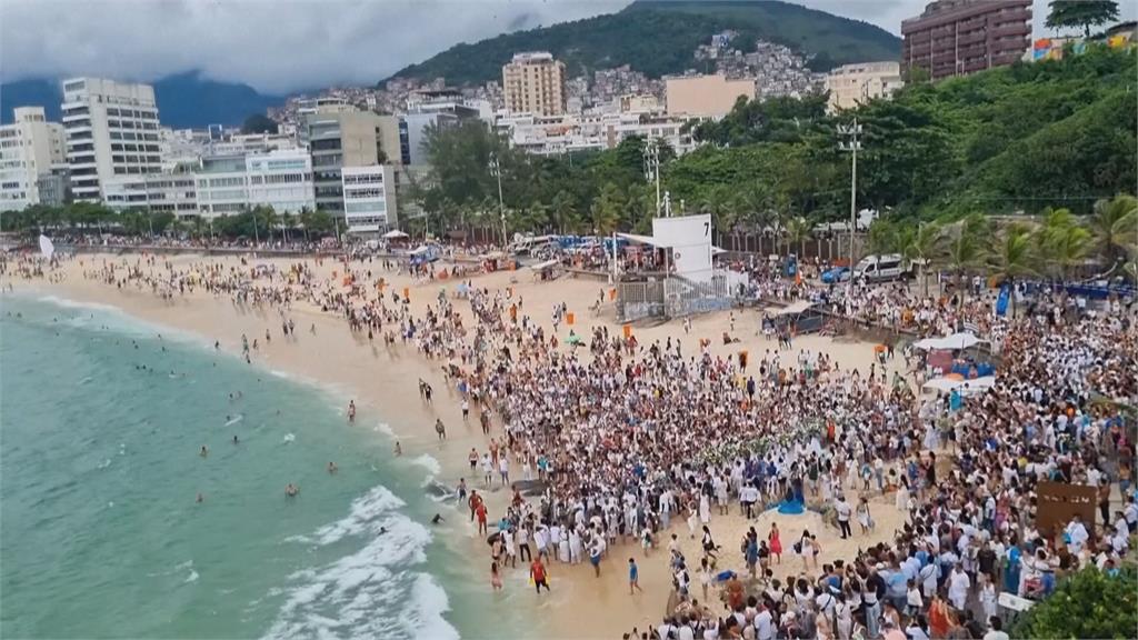 鮮花供品小船向海洋女神祈禱　白衣民眾聚集里約熱內廬海灘