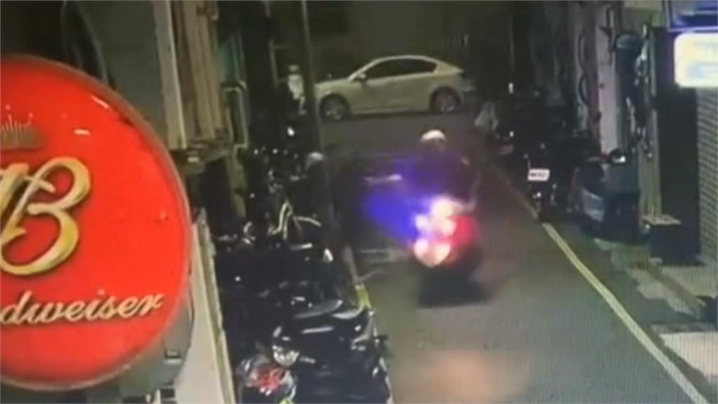 新竹警圍捕詐團車手！他嚇爛竟「當街挫屎」 警看傻…找人買內褲