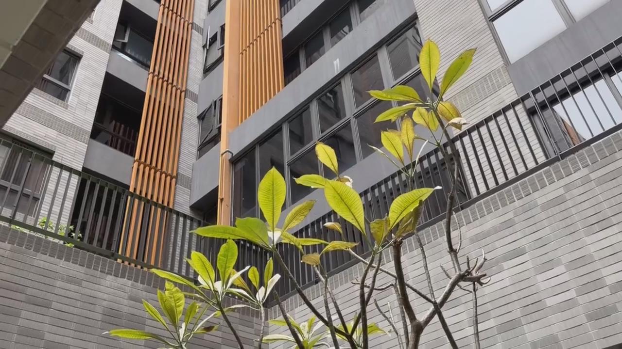 中國化？社宅貼公告「中央.地方」竟掛五星旗　議員轟盧秀燕：變中共市長嗎？