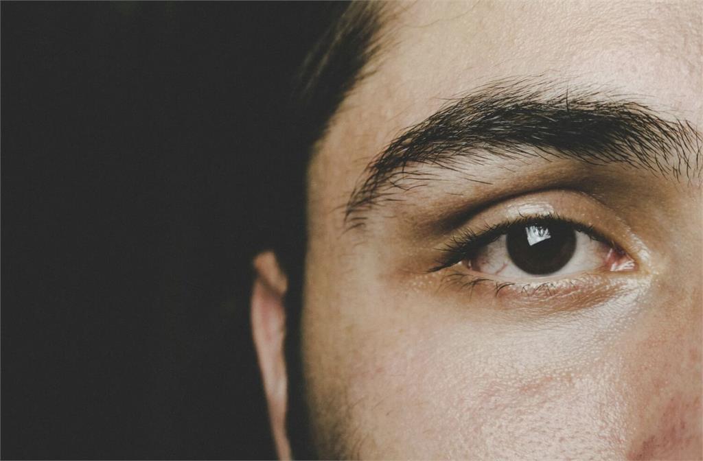 走路老撞桌角、找嘸身旁物品   非笨手笨腳！小心青光眼早上門