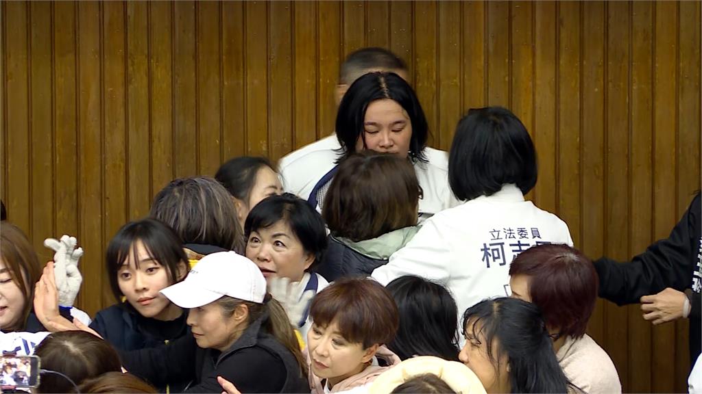 徐巧芯比不雅手勢陳玉珍鋼鞋踹人　李坤城、陳培瑜通通要告！