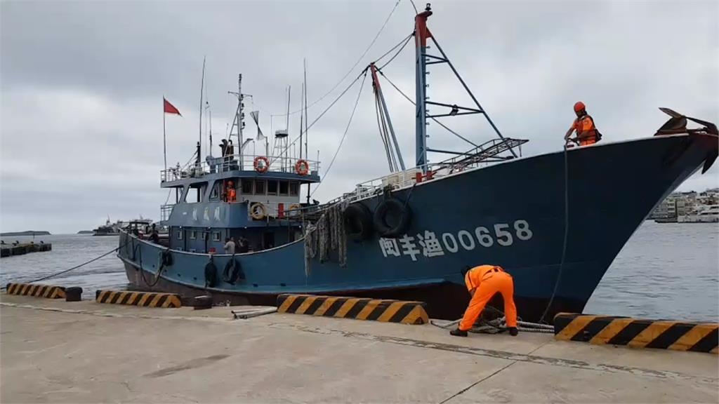 夜線／中國漁船又越界！海巡截400KG漁獲逮7人