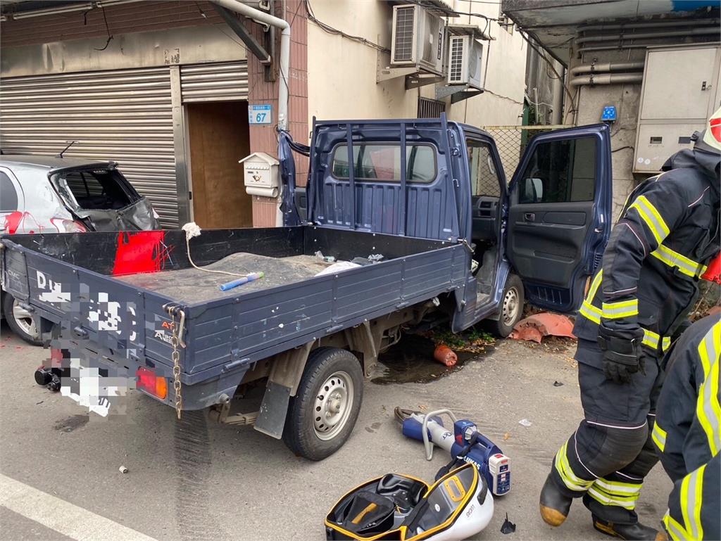駕駛彎腰撿東西失控追撞　波及7車釀2傷1死