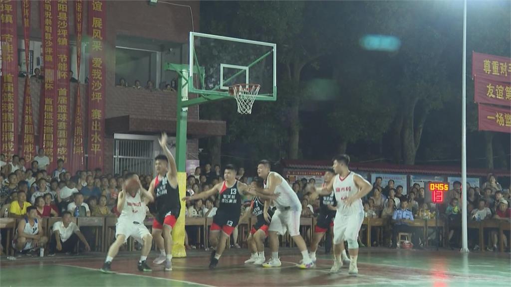中國「村BA」爆紅！　外地球迷瘋湧鄉下朝聖平民職業籃球