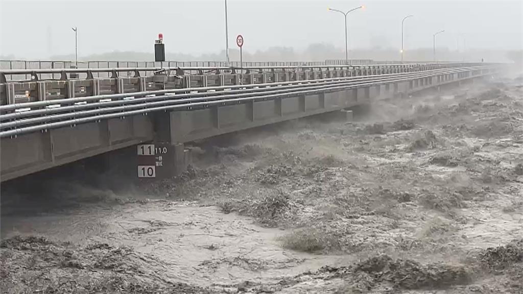 康芮挾強風豪雨來襲　花蓮陸空交通多處受阻