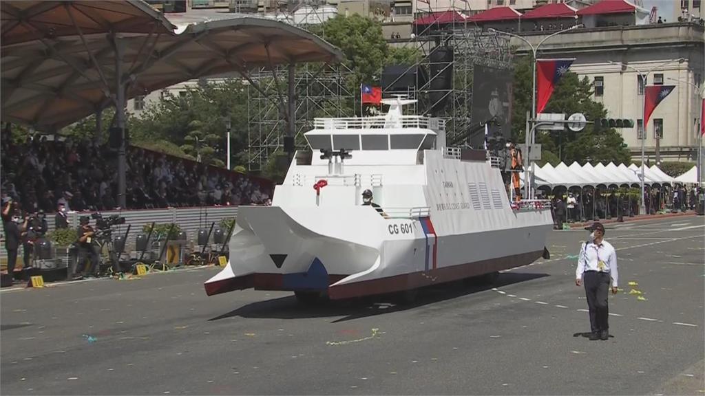 國慶亮點！純鋼骨打造　600噸級「安平艦」仿真模擬車開到總統府