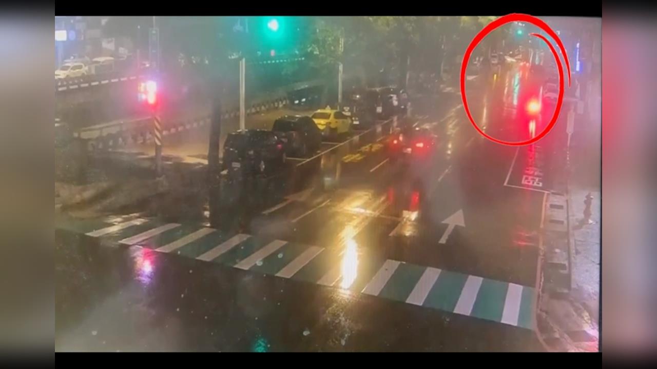 疑雨天+車速過快失控打滑　轎車連撞路旁3輛偵防車