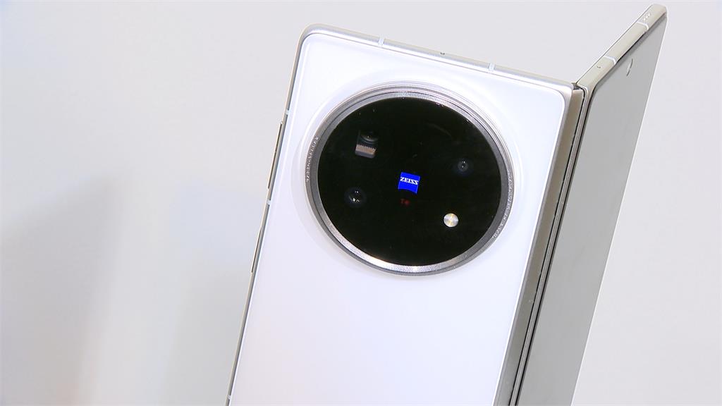 AI摺疊手機如隨身變形金剛 追劇、當平板都行 vivo首款續航22小時