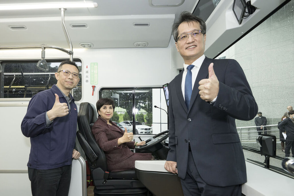 鴻海總部接駁巴士全面電動化　Model T正式上路
