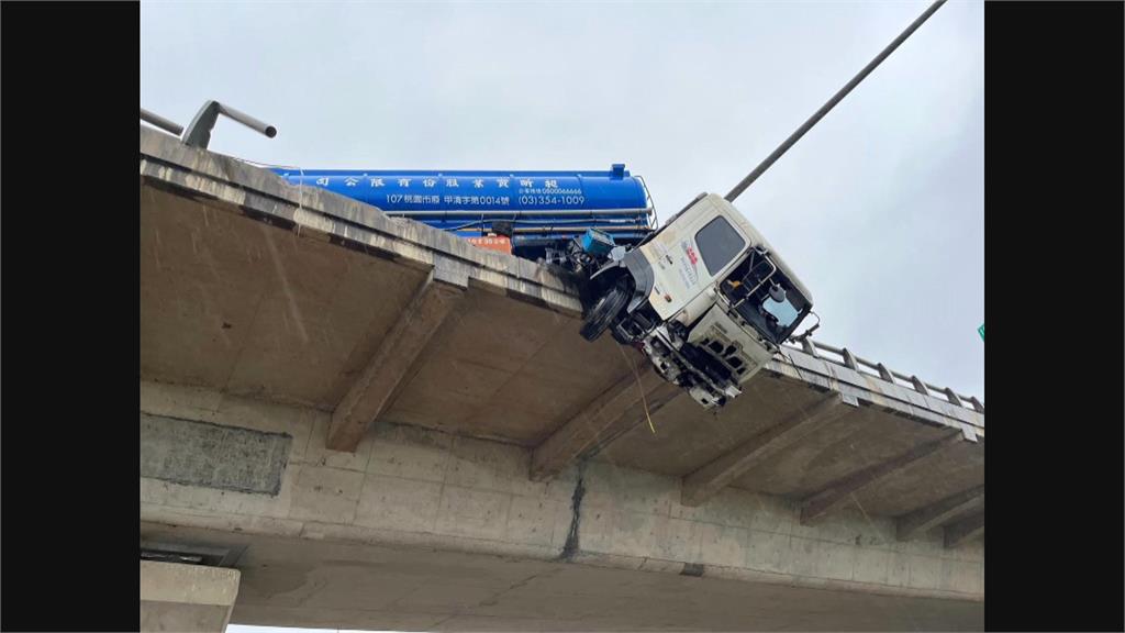 車速過快？台61自撞衝破護欄　化學槽車「車頭懸空」駕駛墜橋亡