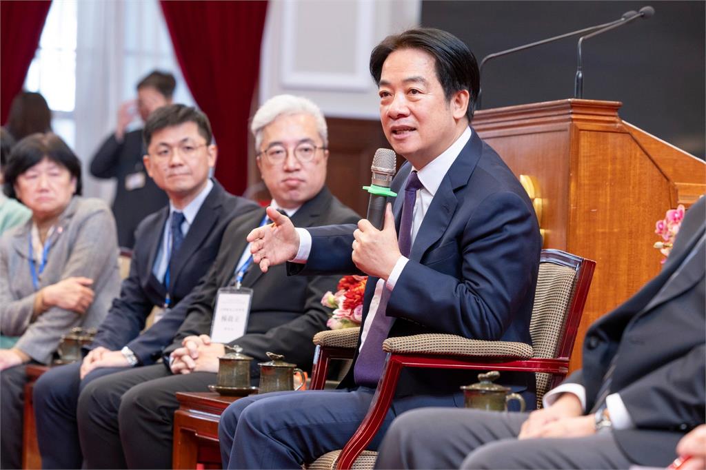 快新聞／贈書藏頭「清德義助心理師法」　臨床心理學會感謝賴清德24年前推動立法