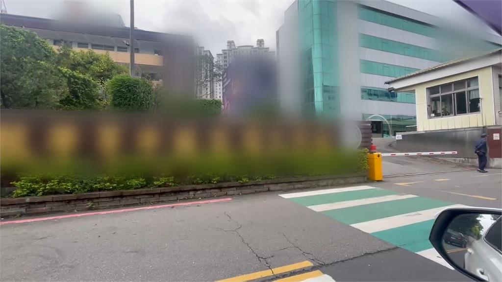 女學生腳剛上校車就關車門　左腳遭輾「賠償金談不攏」