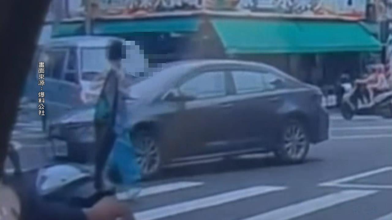 女子走斑馬線上差點被左轉車輛撞 疑似闖紅燈