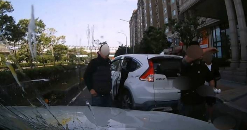 經營地下錢莊拆夥不成！男遭黑幫潑漆討2700萬　他帶老婆跑路每天換地方睡