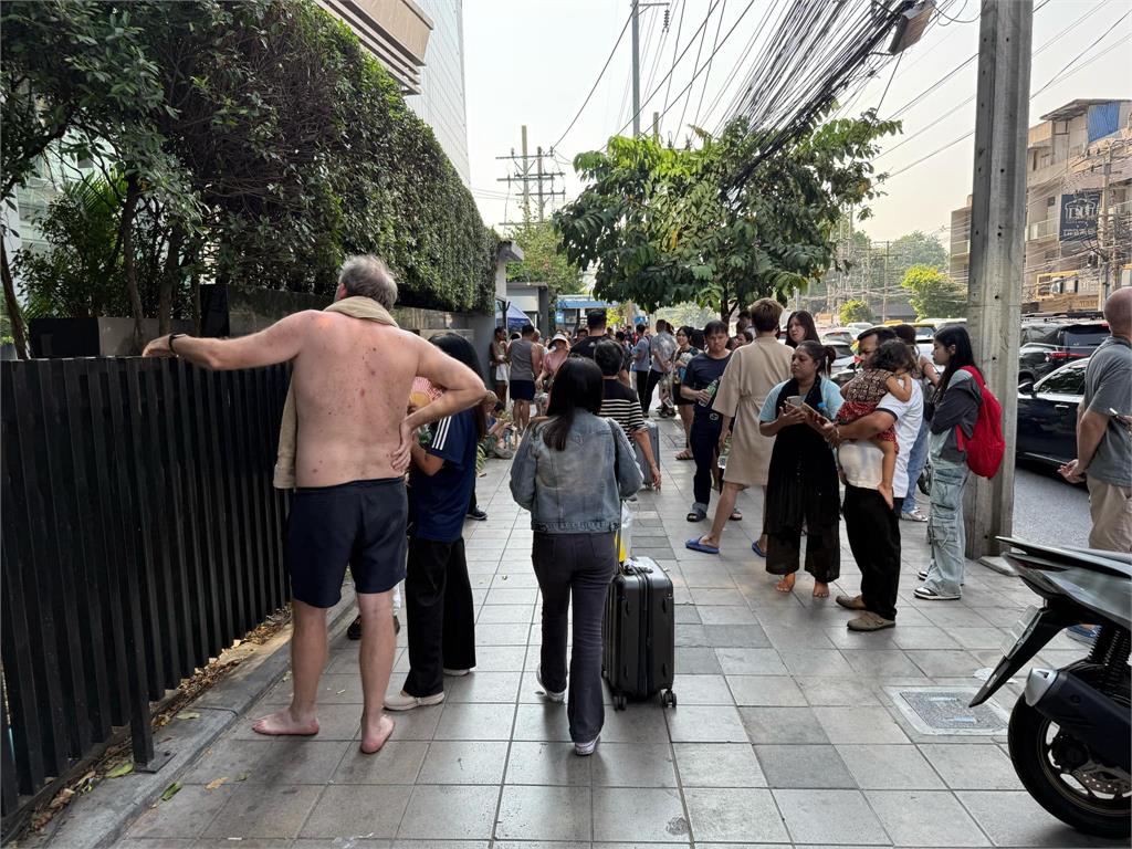 快新聞／緬甸7.7強震！泰國曼谷飯店被封鎖　住客在人行道避難畫面曝光