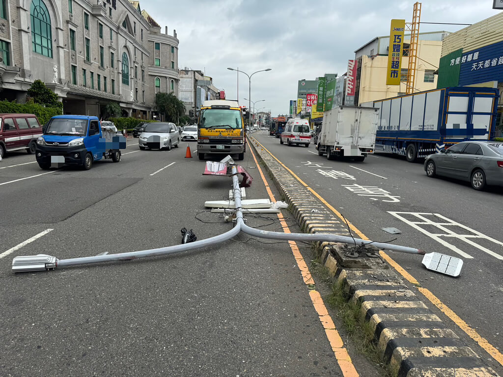 彰化路燈被車撞倒擊中另2車　肇事男受傷送醫