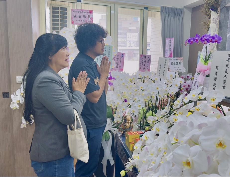 快新聞/伍麗華赴沈母靈堂致意 曝沈伯洋「婉辭藍白拈香」原因