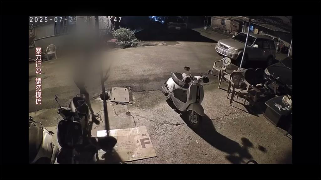 男子不滿深夜狗吠吵到小孩睡覺　持掃帚爆打黑狗