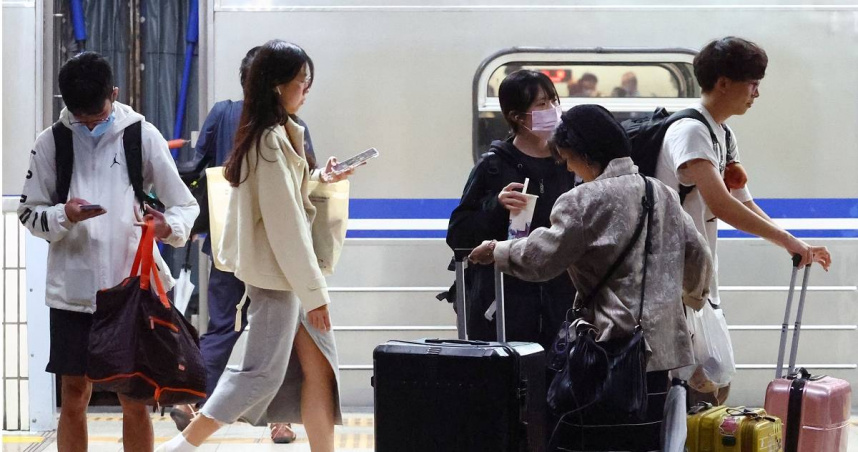 妹子台鐵飲食竟被吃素阿姨罵：知道肉味很臭嗎？　掀兩派人熱議