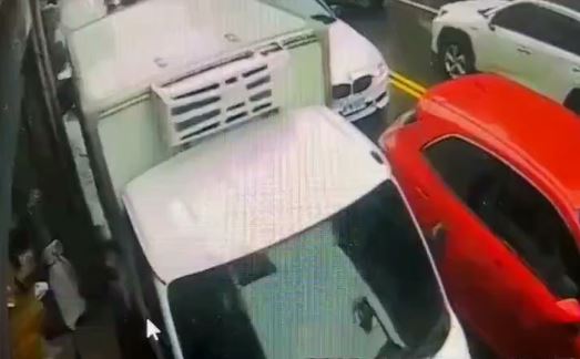 貨車硬擠「A到電錶」冒出火花　竟加速逃逸直接開走！