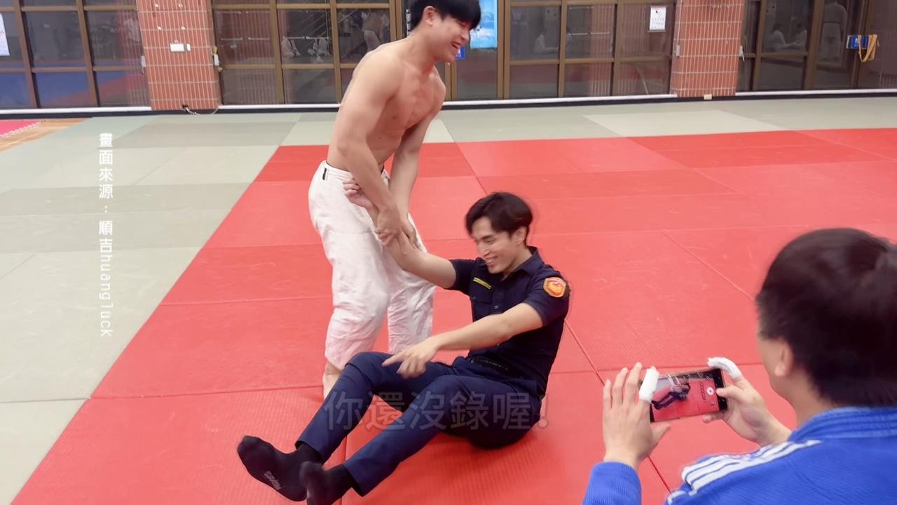 獨家／「合法襲警」趁現在！　警校園演講被柔道摔　笑稱：把罰單怨氣扯平