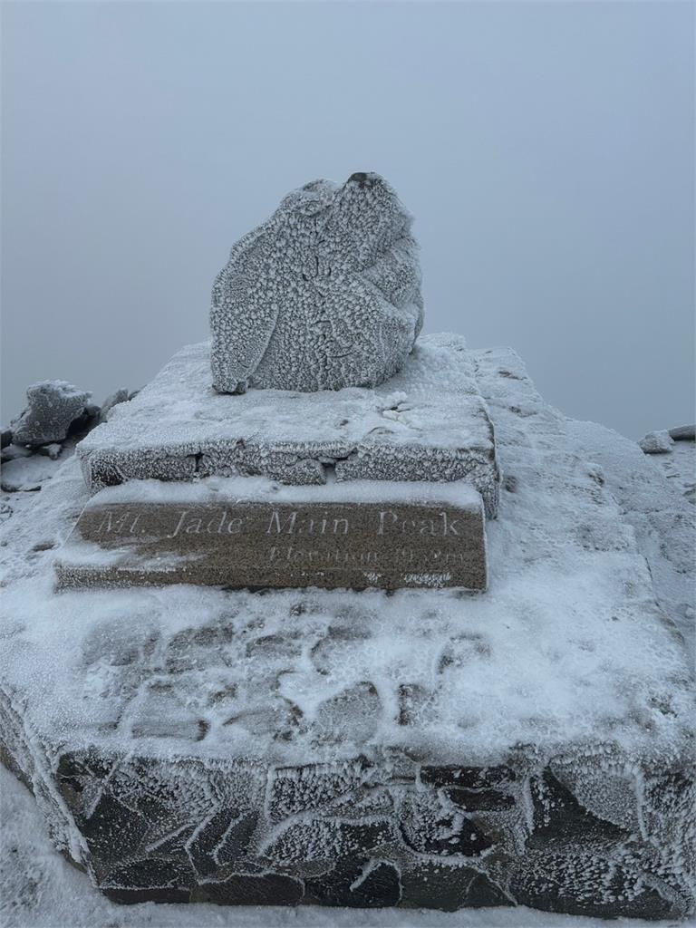 快新聞／玉山下雪了！主峰步道積雪2公分　山友登頂驚見絕美冰雪世界