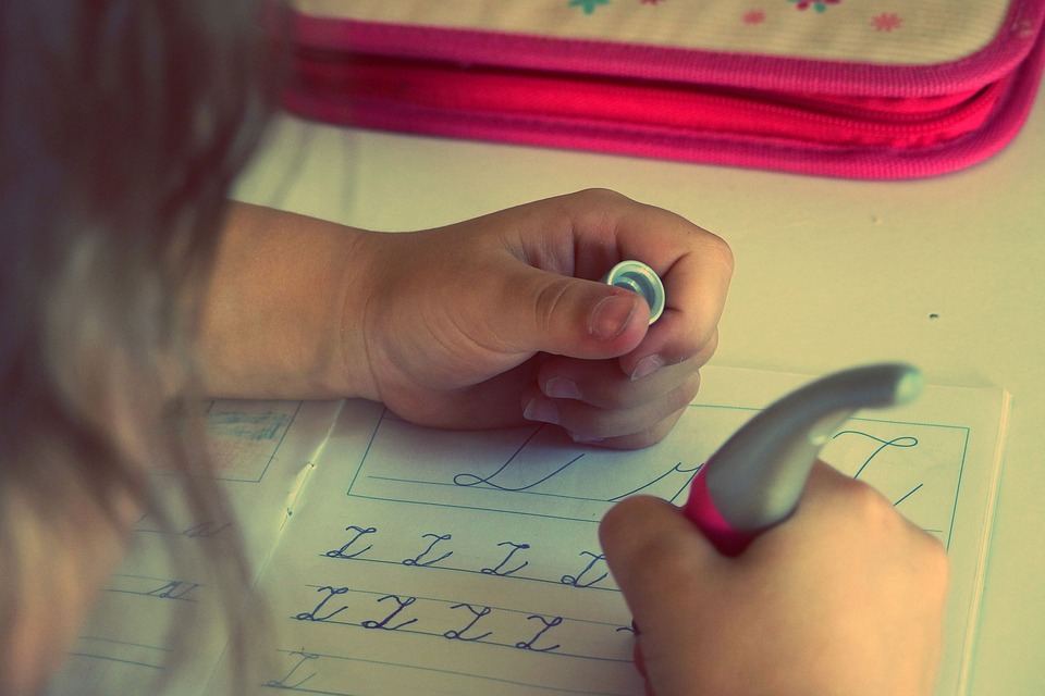 「脫線」兒上學1個月忘8次！母逼罰寫20遍他竟多「4字」…她淚：真難教