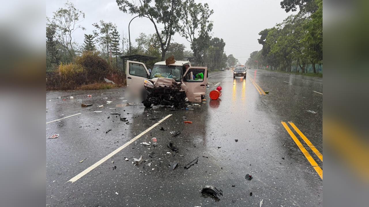 天雨路滑？　　花蓮救護車失控撞2輛小貨車釀1死4傷
