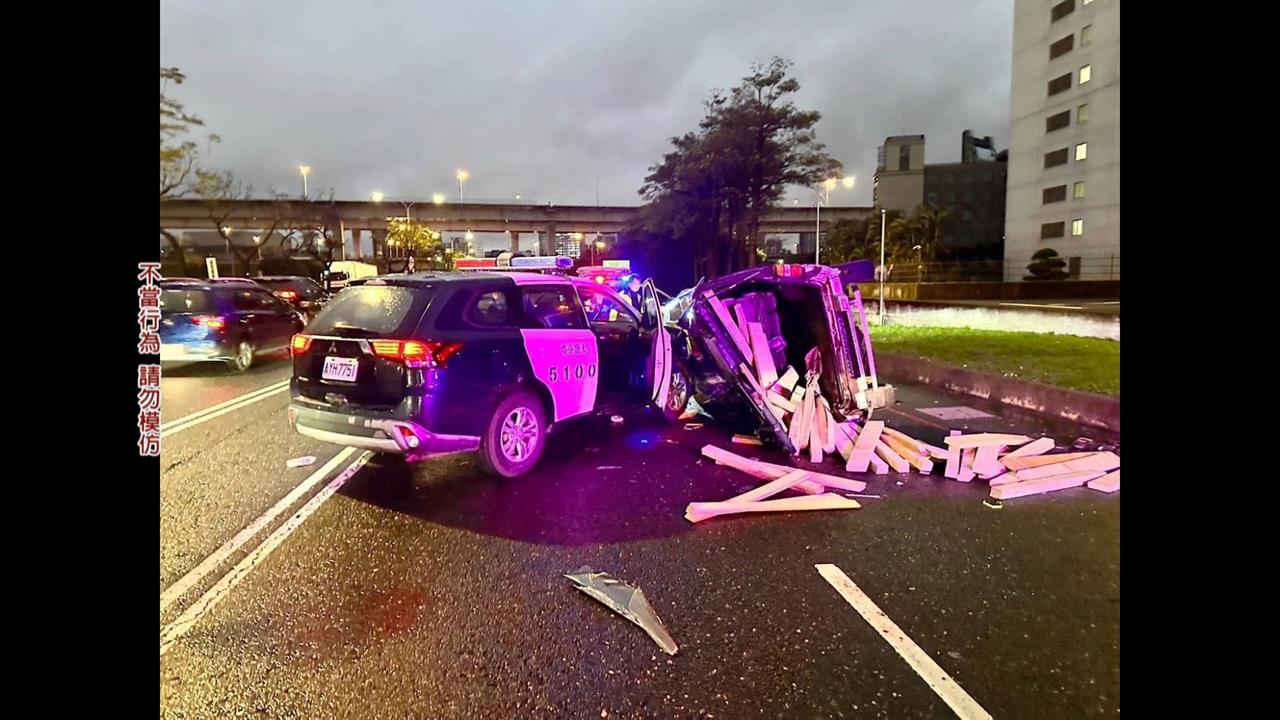贓車拒檢逃逸!男子開車撞警車翻覆 警破窗逮人送醫