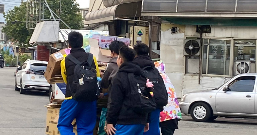 回收嬤推車險遭吹翻！「清水4國中生秒衝上前」畫面曝光　網讚：好暖心