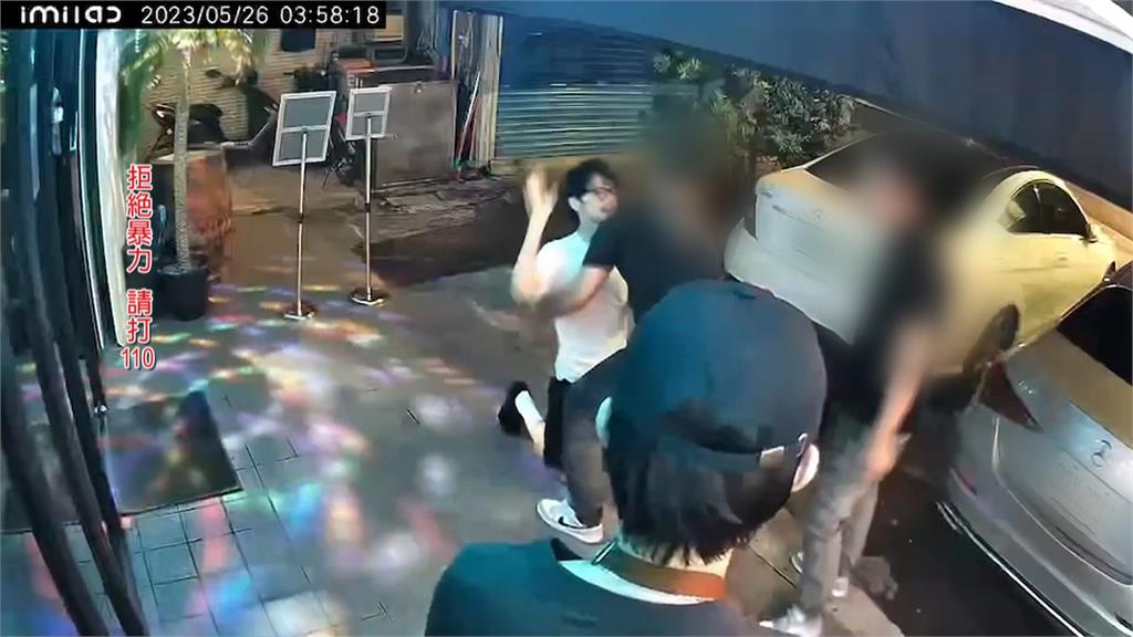 為停車空地積怨已久　酒吧老闆遭砸店痛毆跪地