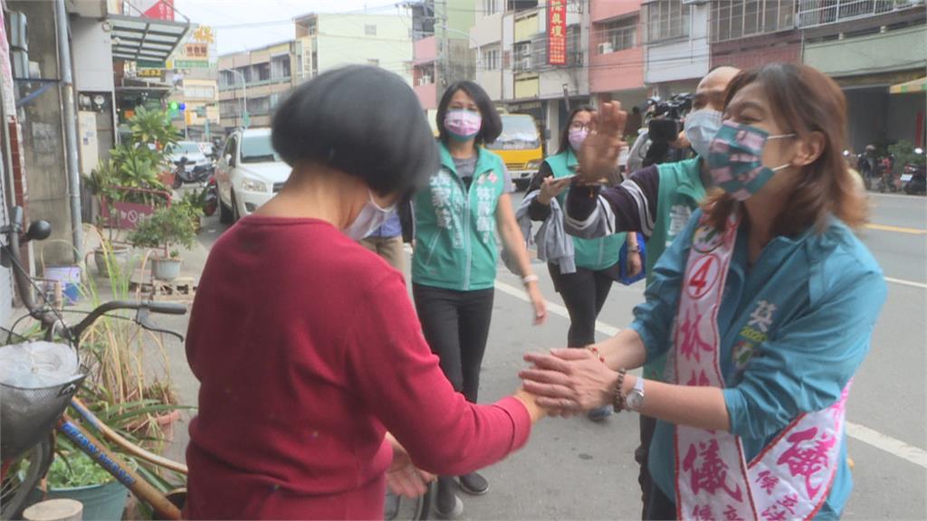 無懼寒風！林靜儀緊握選民雙手　挨家挨戶拜票