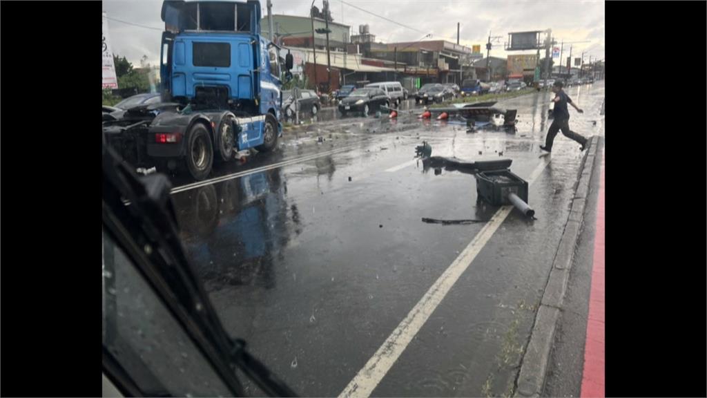 彰化午後大雷雨！　聯結車不明原因失控撞安全島