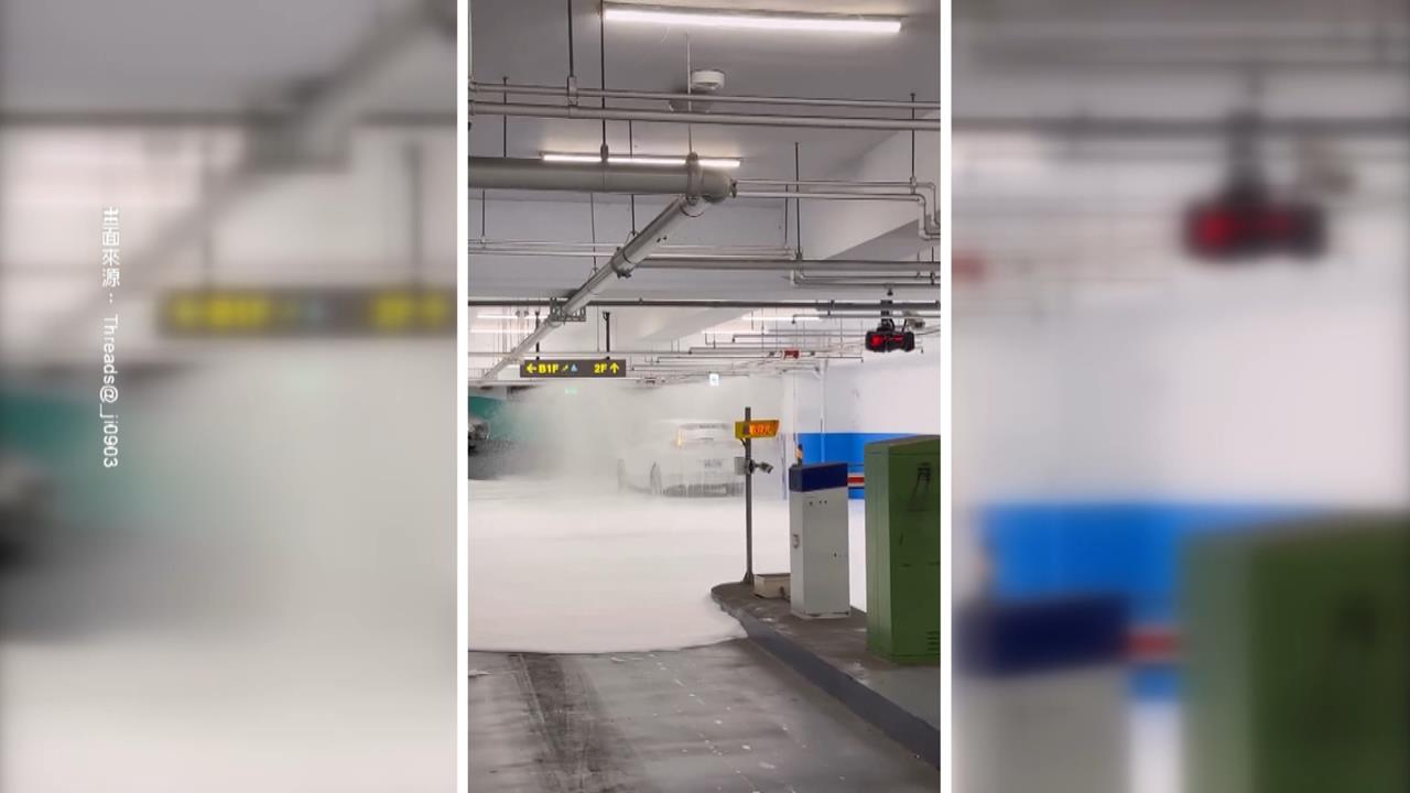 提前過白色耶誕節? 化學泡沫覆蓋停車場"雪白一片"