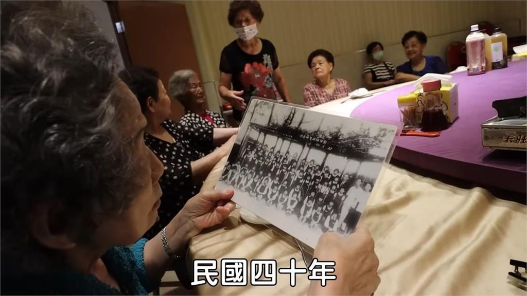 8旬歲嬤開國小同學會　相加年齡逾千歲網羨慕