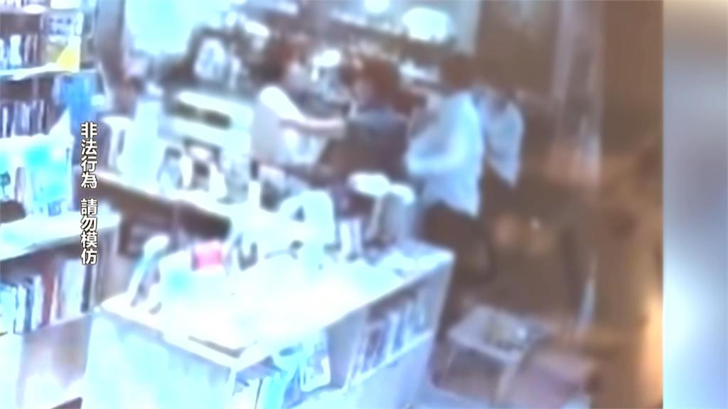 書店員工「被指導」離職閃人 竟折返暴打店長