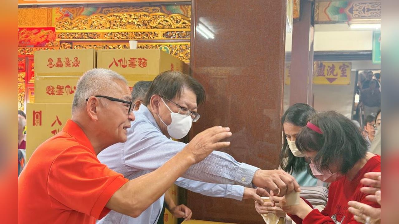 快新聞／總統府秘書長「親自倒茶」！潘孟安屏東福安宮奉茶祈福